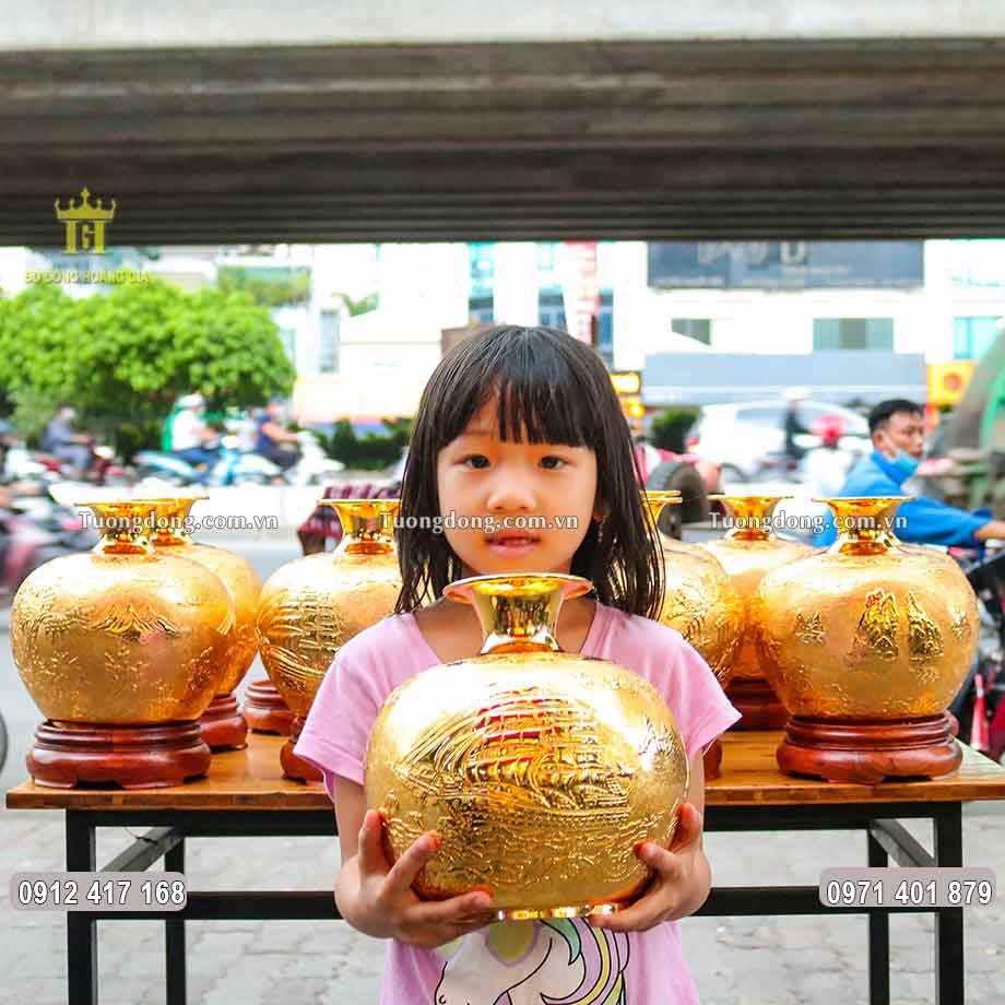 Hình ảnh thuyền buồm được gò chạm hoàn toàn thủ công sắc nét và tỉ mỉ